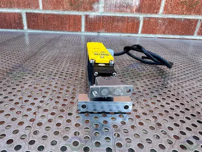Used SICK I10-E0253 SAFETY DOOR LOCKING DEVICE 250V Electronics & Components California US | Equipment Lab #1278808