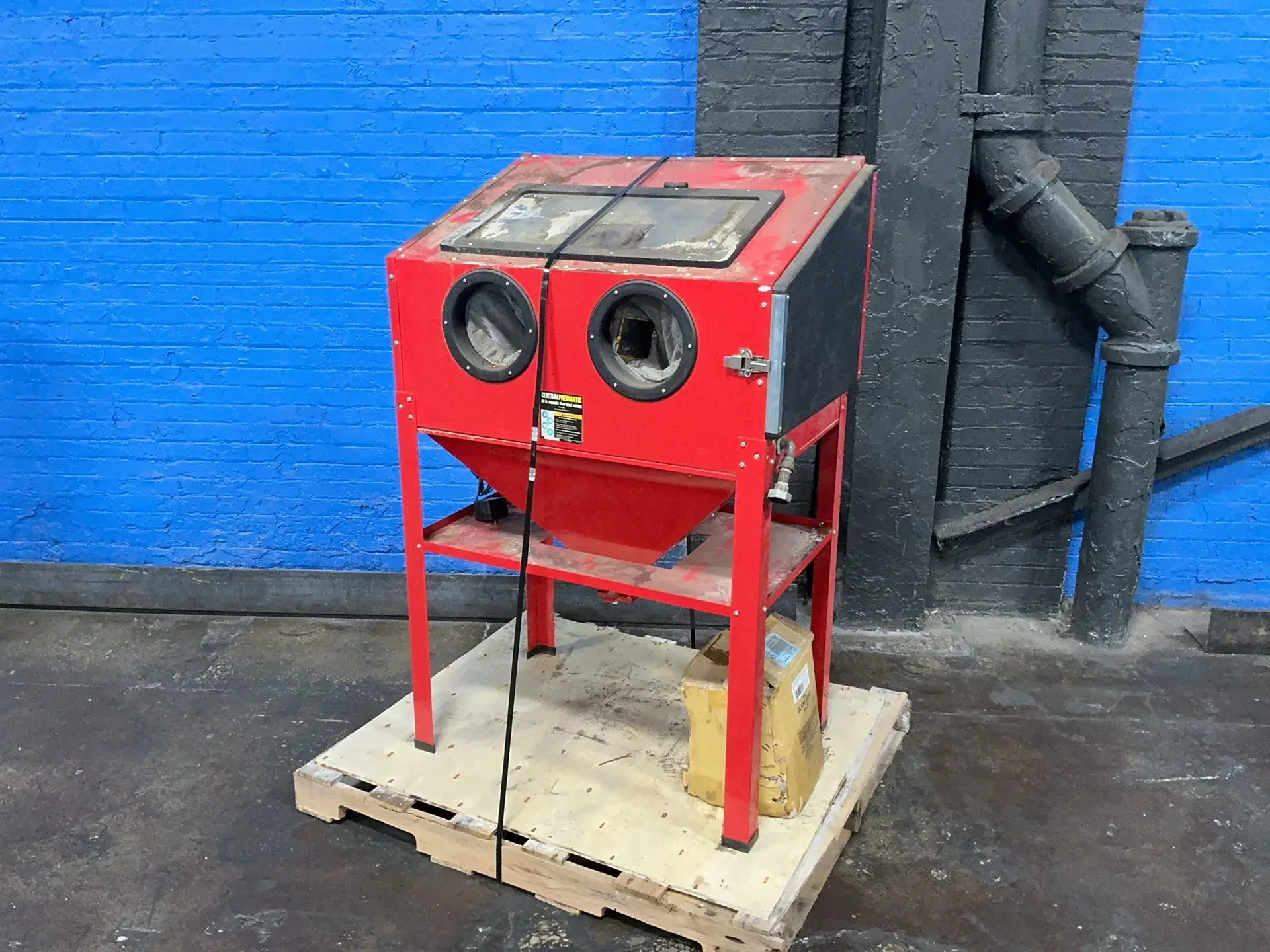 Used CENTRAL PNEUMATIC 68893 Blast Room (Manual Booth) Ohio US | HGR 24 #1437845