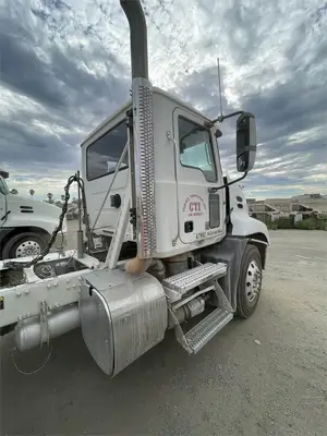 USED 2011 MACK PINNACLE CXU612