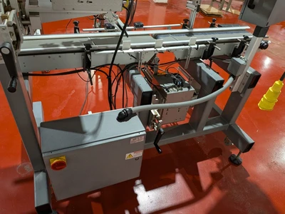 Universal Top and Bottom Label Applicator with Top-and-Bottom Transport Conveyor