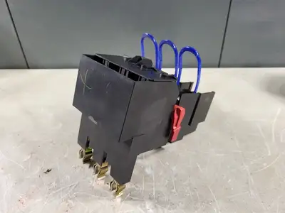 Disconnect Switch w/ 3 Times 15 Amp Fuse AJT15