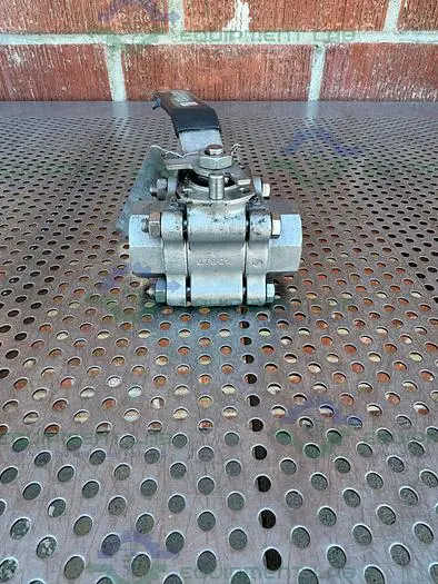 Used SVF -F. C. I. R86666ATSE BALL VALVE 1500 PSI W/ 1" THREADED FITTING Valves/Fittings California US | Equipment Lab #485833