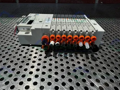 USED SMC EX140-SDN1 INTERFACE SERIAL UNIT W/ LOT OF 8 SMC SQ1A31Y-5-N7 SOLENOID VALVE