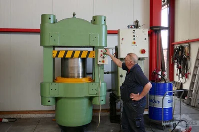 Used MAKEY BOWLEY EUROPRESS 1000 Hydraulic Presses NL | Mach 4 Metal #1420541