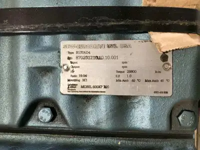 Sew Eurodrive R137AD4 Helical Gear Unit Speed Reducer Ratio: 19.04:1