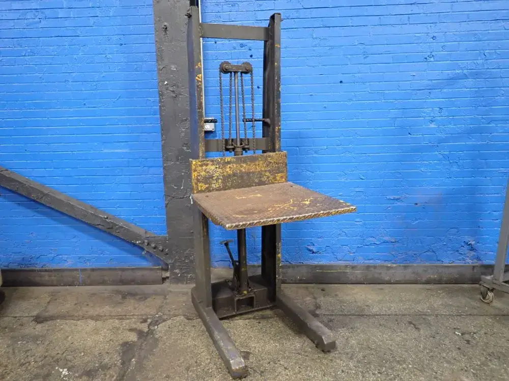 Straddle Stacker