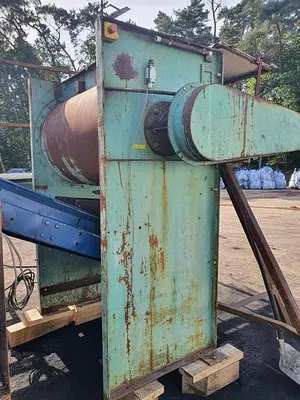Briquetting machine for the production of charcoal briquettes including a hot air generator and conveyor