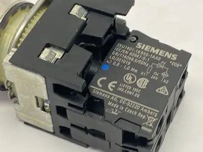 USED SIEMENS 22MM ILLUMINATED PUSHBUTTON BLUE 3SU1510-0AA10-0AA0