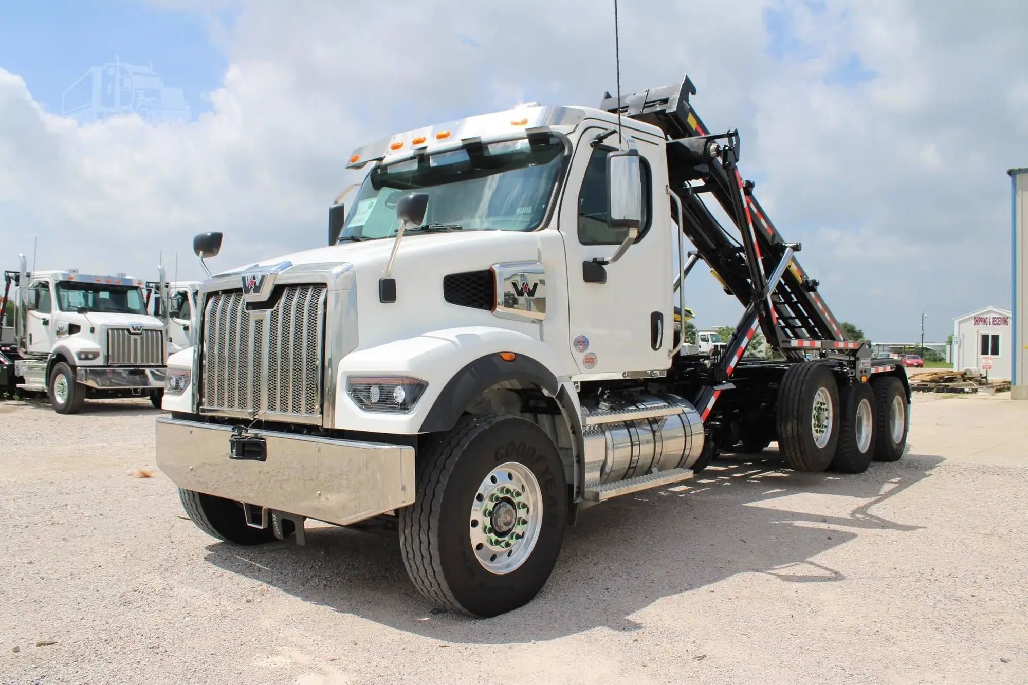 New | in-Stock 2027 WESTERN STAR 47X Hooklifts & Roll-Offs Texas US | Roll Off Truck World #1492010