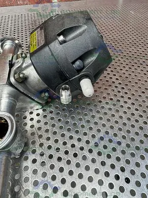 USED 2 ITT PURE FLO ADVANTAGE 4 - WAY DIAPHRAGM VALVE W/ 1" SANITARY FITTING