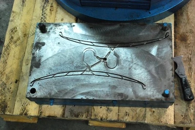 Clothes Hanger 4-1/4"