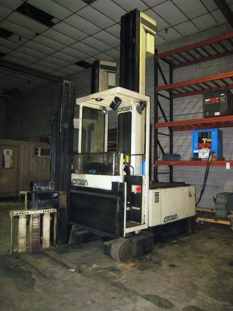 4000 LB CROWN MODEL 40TS-S VERY NARROW-AISLE TURRET SIDELOADER