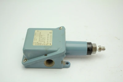 Used United Electric Controls H100 358 Pressure Switches California US | Davliegogo LLC #1705243