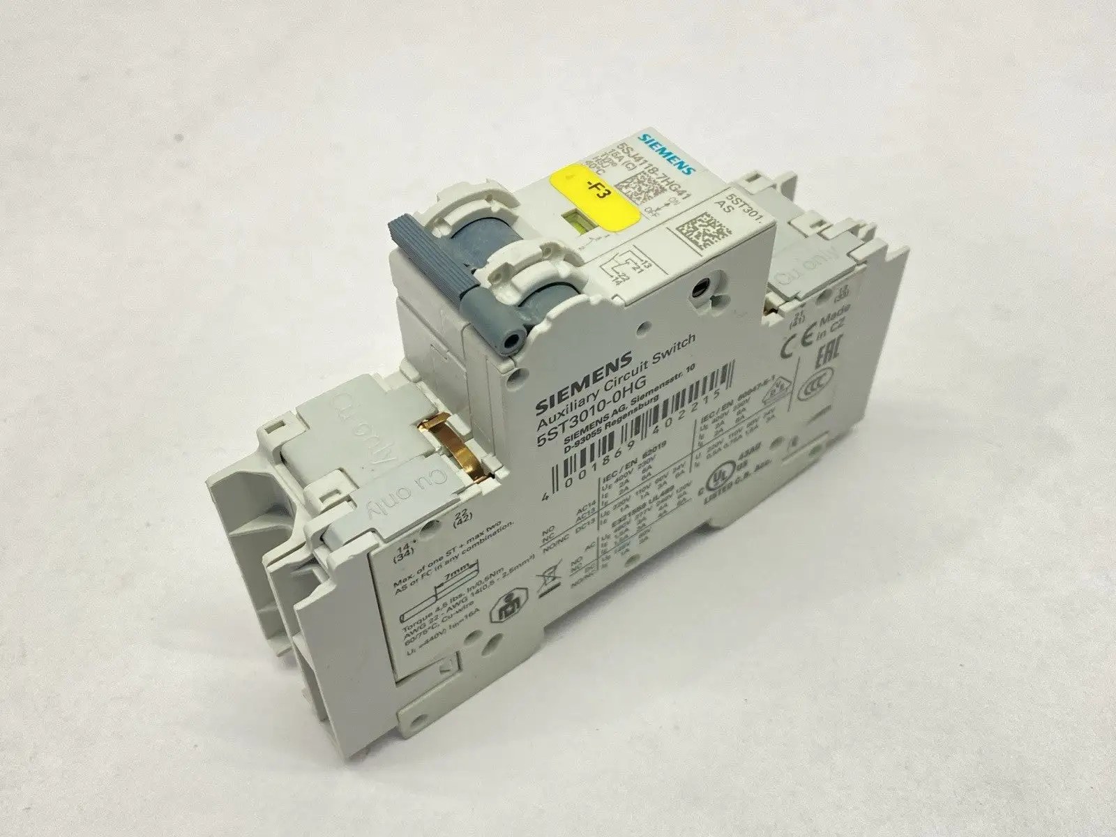 5SJ4118-7HG41 | Siemens  Miniature Circuit Breaker 15A 240V w/ 5ST3010-0HG Switch - Used