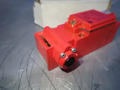 NEW TELEMECANIQUE XCS B703