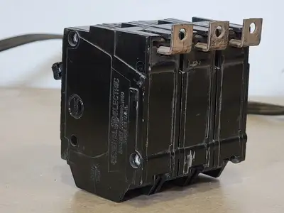 15 Amp, 3 Pole, 240 volts Circuit Breaker