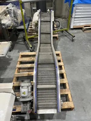 Cleated Wire Belt Incline Conveyor