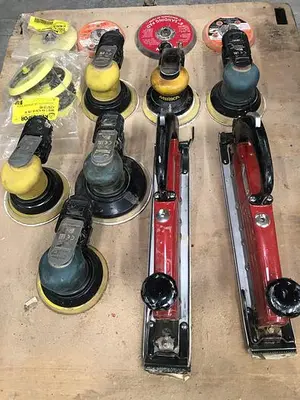 LOT OF PALM AND STRIGHT LINE PNEUMATIC HAND SANDERS
