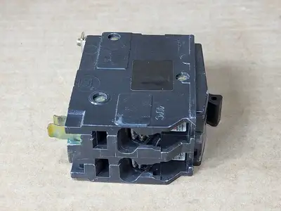 Used SQUARE D QOB220 Switchgears British Columbia CA | Lenmark #1438632