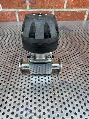 USED ITT PURE FLO ADVANTAGE B209  3 - WAY DIAPHRAGM VALVE W/ 1" SANITARY FITTING