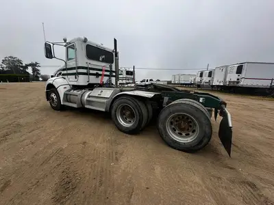 USED 2011 PETERBILT 384