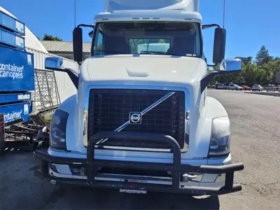 USED 2017 VOLVO VNL64T300