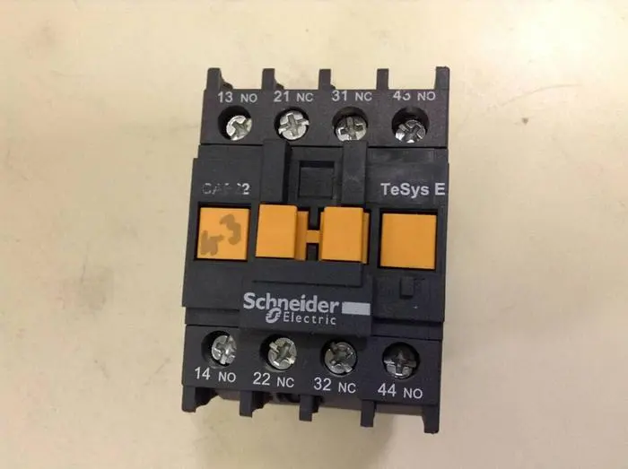 Used SCHNEIDER ELECTRIC CAE22 PLC Contactors | Ideal Machinery #621603