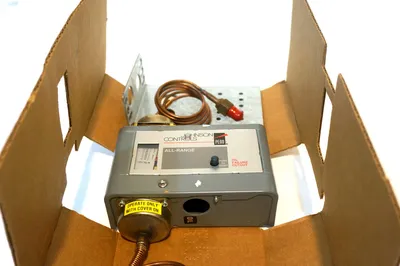 NEW JOHNSON CONTROLS P28AA-17C OIL FAILURE CUTOUT P28AA17C