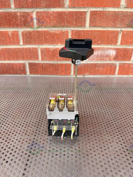 Used ALLEN BRADLEY 194R-NJ030P3 3-POLE, 30-AMPERE FUSED ROTARY DISCONNECT SWITCH Electronics & Components California US | Equipment Lab #1566564