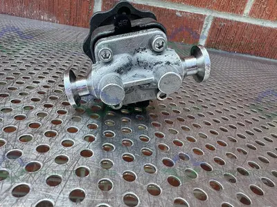 USED ITT / GRINNELL 316L STAINLESS STEEL DIAPHRAGM VALVE W/ 1/2" SANITARY FITTING