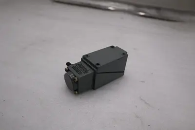 NEW OPEN BOX AB ALLEN BRADLEY 802T-ALP LIMIT SWITCH SER.J 802TALP STK L84C