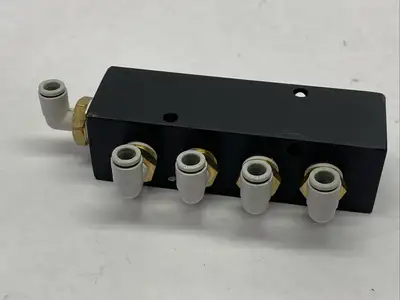 PCM20-250-04B, KQ2L06-01AS | Polyconn PCM20-250-04B Pneumatic Manifold w/ 5x SMC KQ2L06-01AS Fittings - Used