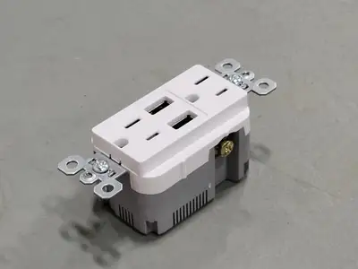 NEW LEGRAND TR5262USB-W