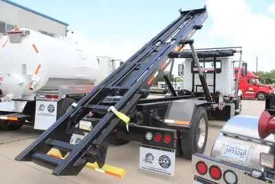 New | in-Stock 2027 MACK MD7 Rolloff Trucks Texas US | Roll Off Truck World #1491910