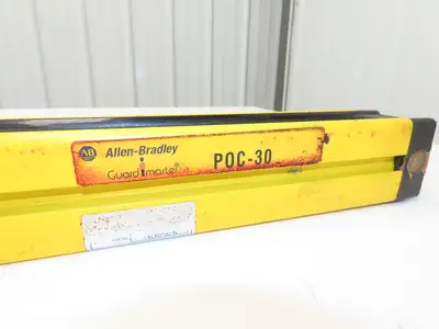 Allen Bradley 440L-T4D0750-N Guardmaster Light Curtain Transmitter *Cracked*