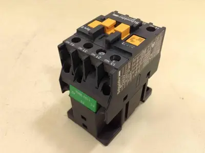 USED SCHNEIDER ELECTRIC CAE22