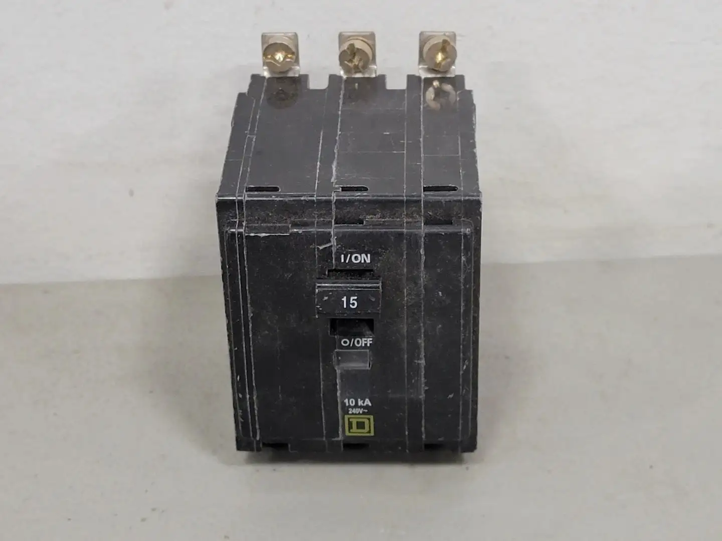 15 Amp, 3 Pole, 240 volts Circuit Breaker