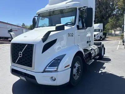 USED 2021 VOLVO VNR42T300