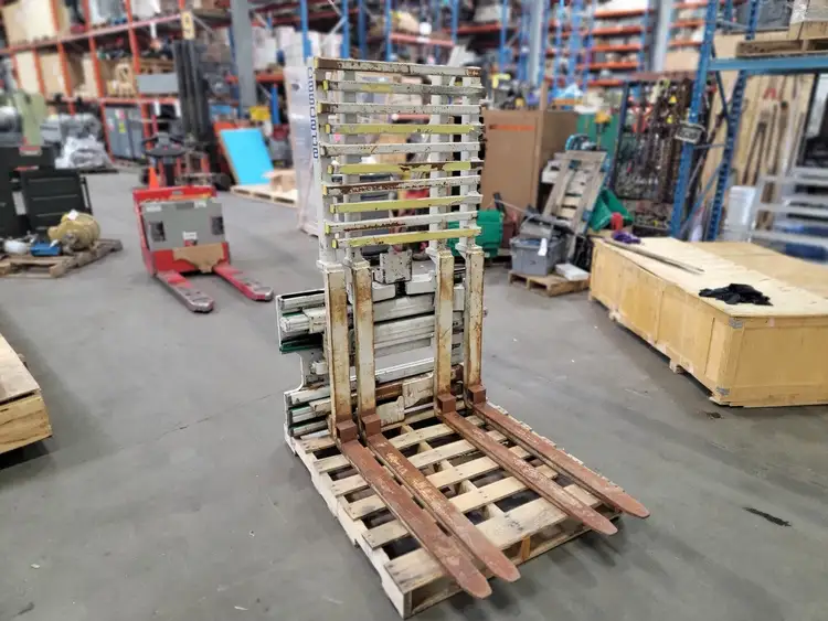 Used CASCADE 55E-FDS-2011 Forklift Attachments British Columbia CA | Lenmark #238449