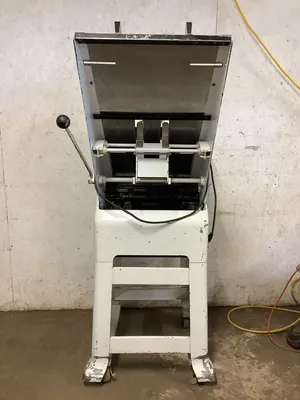 152-0653 Oliver 797 Bread Slicer