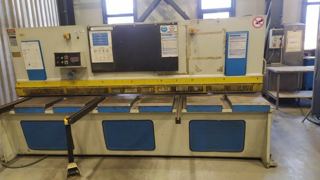 KNUTH Guillotine Shear, in good used condition, under power