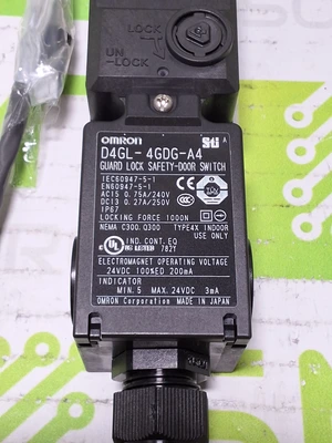 OMRON D4GL-4GDG-A4 GUARD LOCK DOOR SWITICH - BRAND NEW