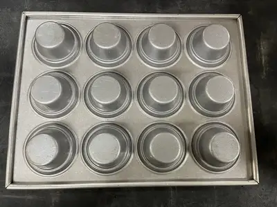 Used Chicago Metallic Used Chicago Metallic 43025 Large Crown Muffin Pan, Makes (12) 3 3/5" Muffins - SU Pans Illinois US | Falcon Restaurant Supply #1374900