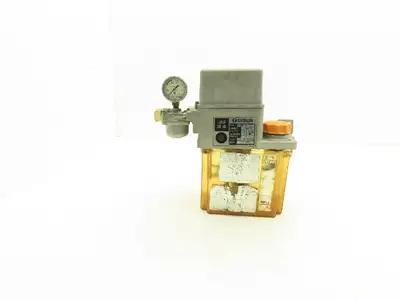 Showa LCB4-8299 Lubrication Oil Pump Machine Oiler 2L Tank 0.1 L/Min 200V