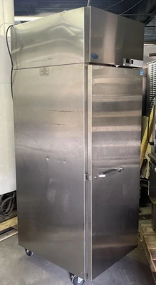 174-0027 Norlake NR241SSS/0 27 1/2" 1 Door Reach In Self Contained Cooler
