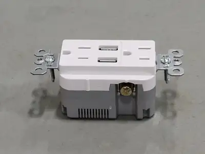 NEW LEGRAND TR5262USB-W