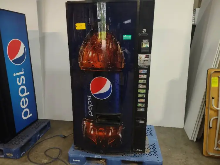 Used _UNKNOWN_ _UNKNOWN_ Vending Machines Minnesota US | K-BID 5 #181239