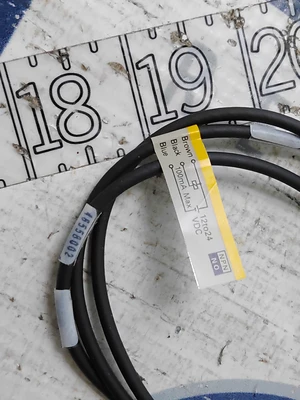 NEW OMRON E2E-CR8C1