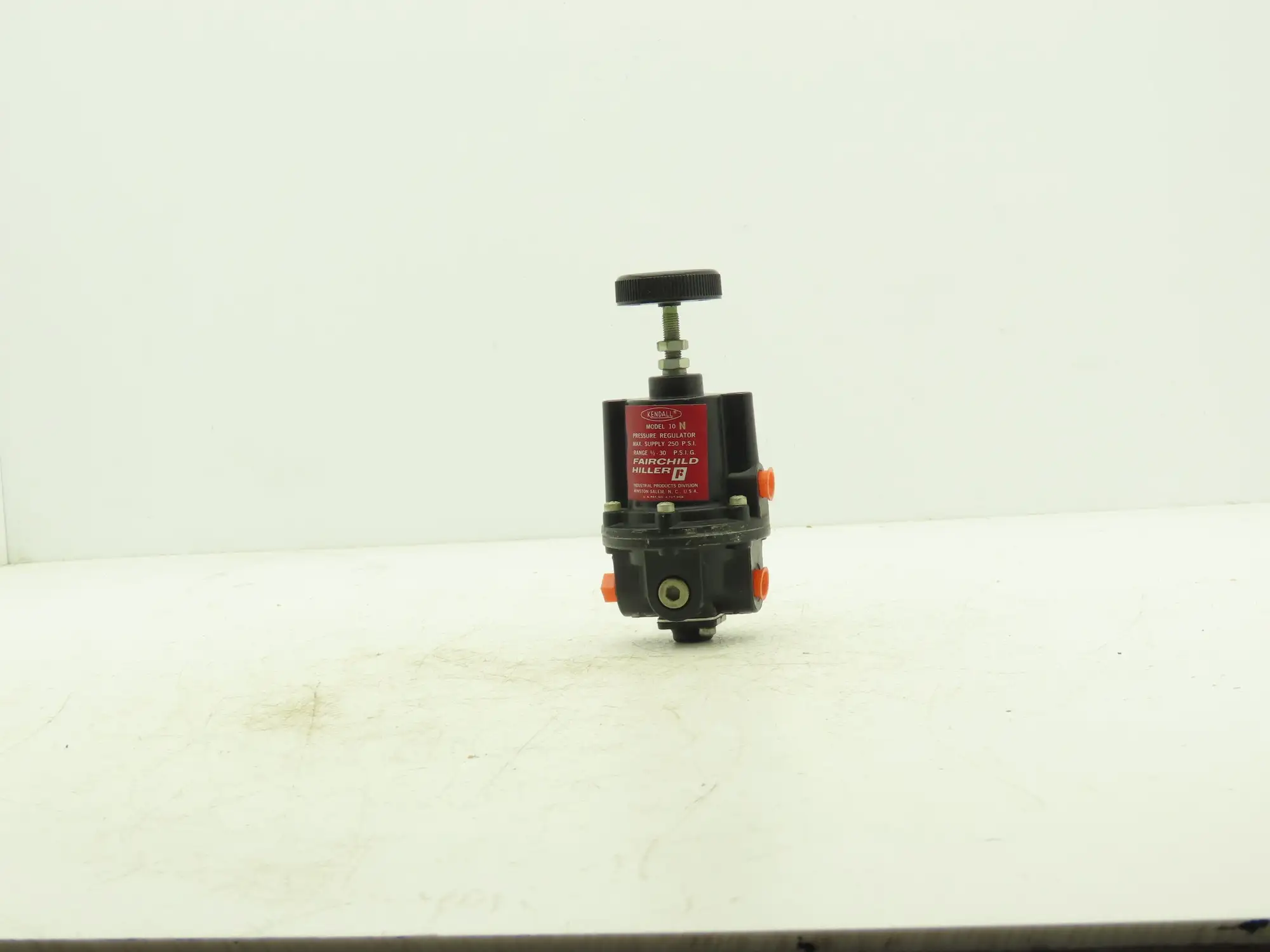 Fairchild 10 N Kendall Pressure Regulator 1/8" NPT 1/2-30PSI Range 250 PSI Max
