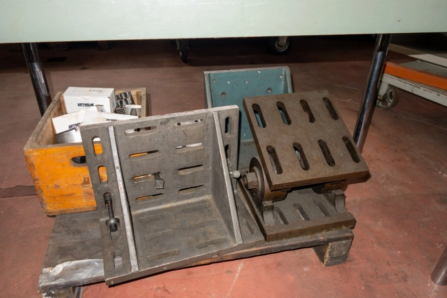 Angle plates, vices and chucks, price between €275-€750 per piece